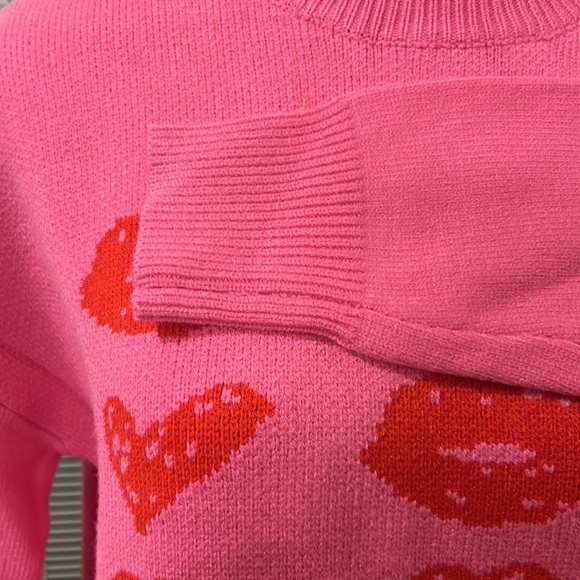 Pink with red lips & hearts sweater - Picture 5 of 5